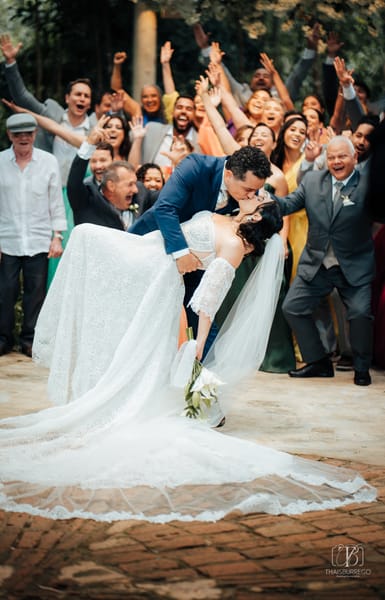 Noivos se beijando cercados por convidados em casamento produzido pela Rito Eventos