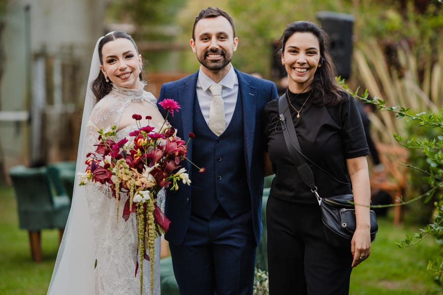 Noivos com a cerimonialista da Rito Eventos no jardim, depois da cerimônia
