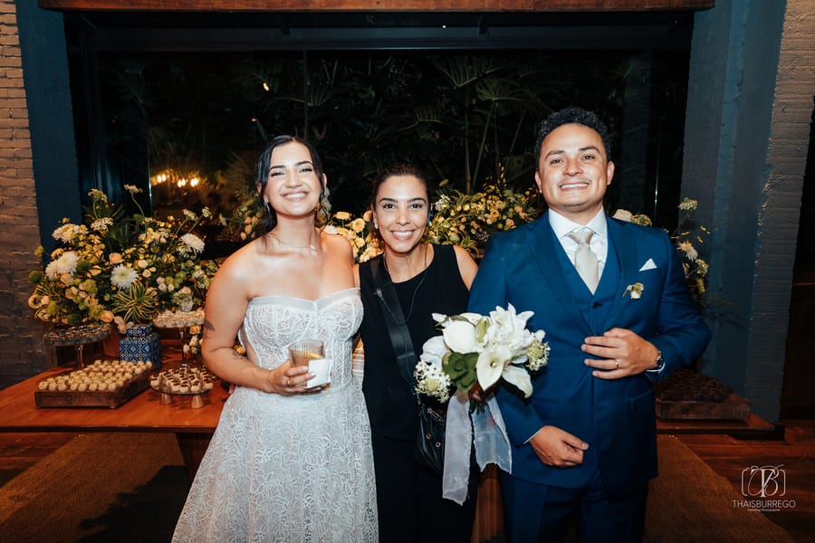 Noivos com a assessora da Rito Eventos ao lado da mesa de doces da festa