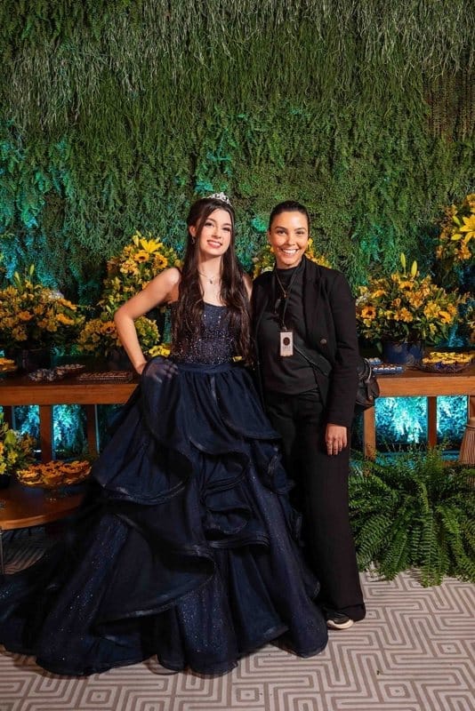 Debutante com a produtora da Rito Eventos na decoração da festa de 15 anos